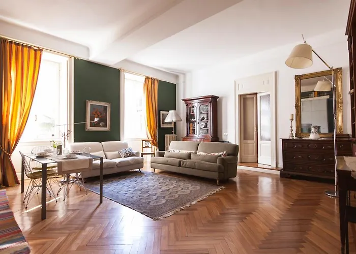 Sophisticated Near Duomo Apartment *